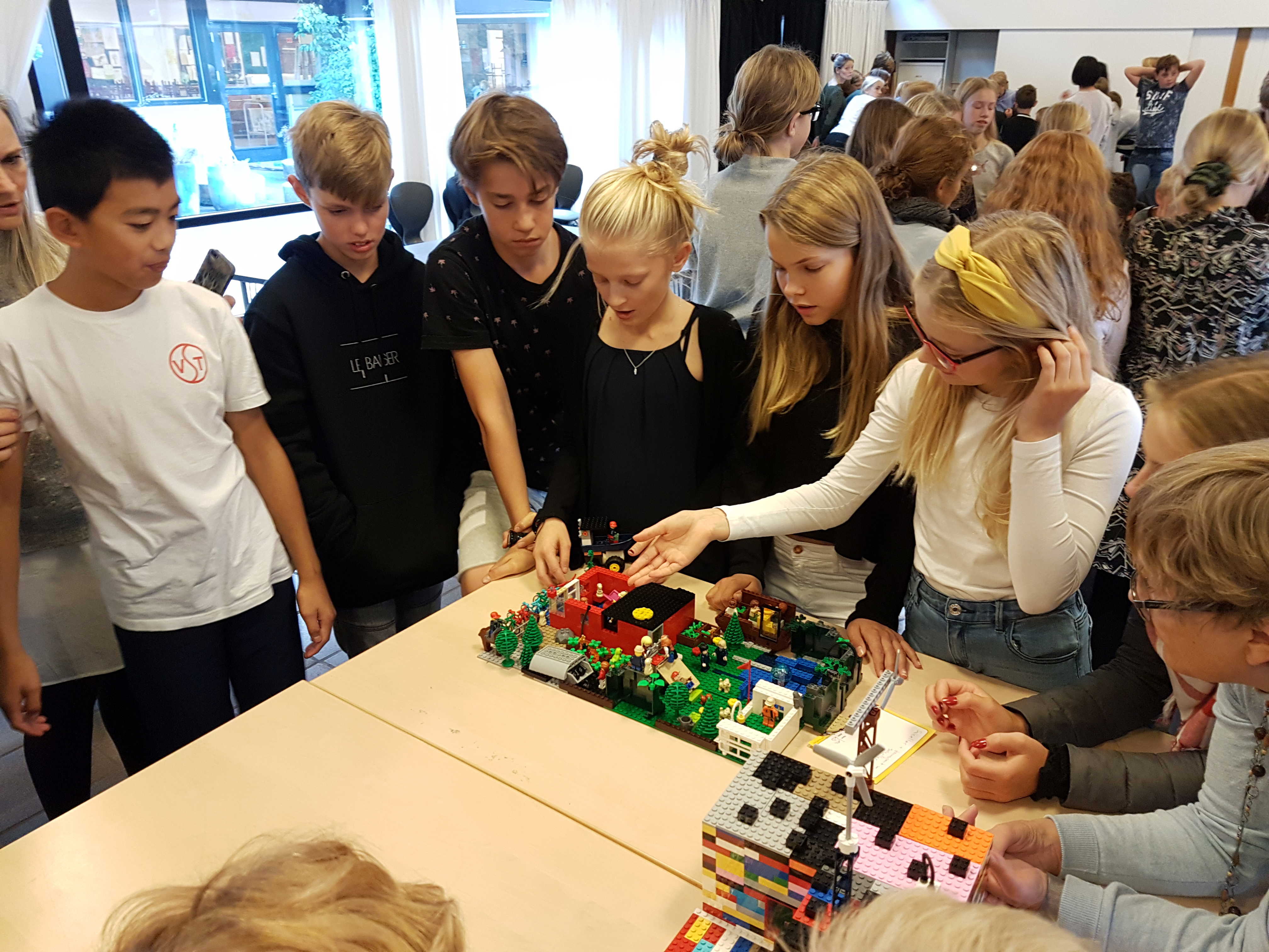 Elever præsenterer deres version af Fremtidens energibesparende skole, til Naturvidenskabsfestival 2018.