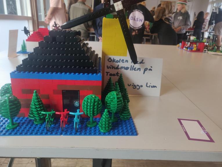 En skole med en vindmølle bygget i LEGO