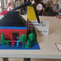 En skole med en vindmølle bygget i LEGO