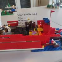 En stor skralde båd bygget i LEGO
